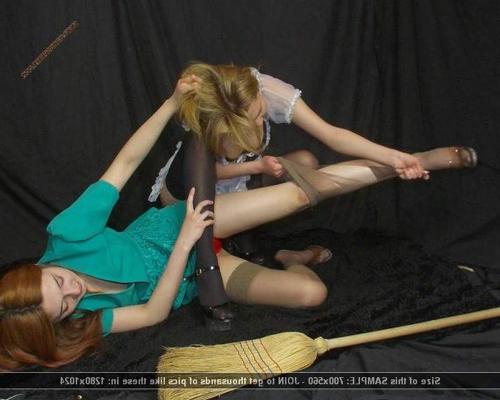 12P Bitchfight aboutit à des bas tirés par les cheveux et déchirés