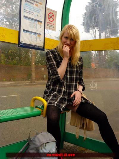 16P Satine Spark, une blonde britannique exhibée, nue en public.