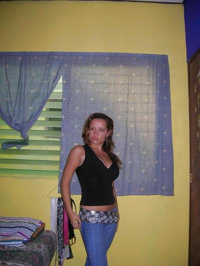 25P TEEN WITH NATURAL TITS POSING