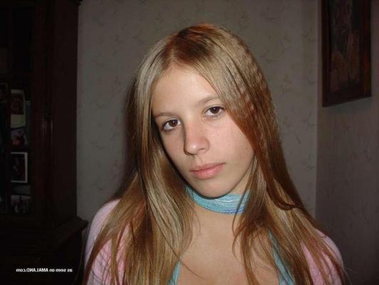 16P Blonde angel-faced amateur girlfriend posing in sexy self-pics