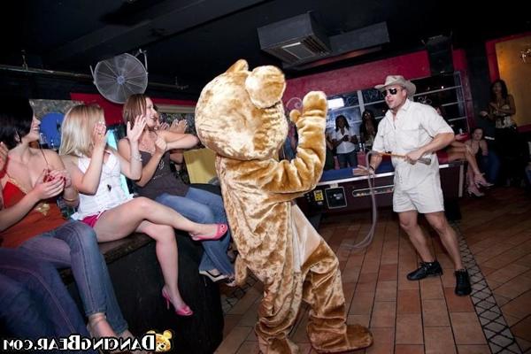 16P 筋肉質のストリッパーがハードコアパーティーで酔った女の子を誘惑する