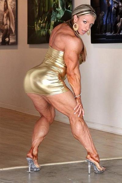 12P Bodybuilder féminin massif plein de veines et de muscles déchirés
