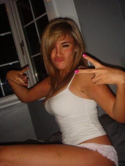 15P Wild UK party girl in hot and sexy hacked pictures