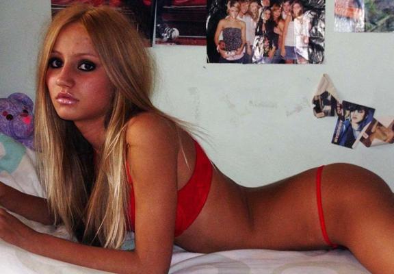 15P Compilation of an amateur slutty GF's sexy photos