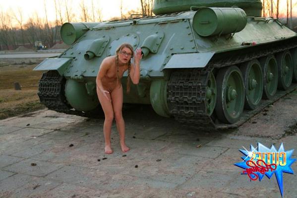 16P Naked girlie exposing her pussy lips while walking in the park