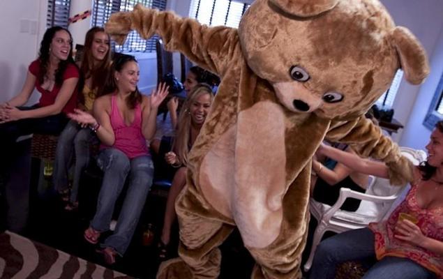 16P Extraños de cuerpo caliente dan baquetas a fiesteras borrachas