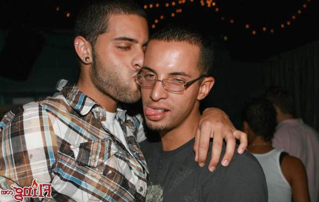 12P Schauen Sie sich diese geilen schwulen Jungs im Club an, die Fleisch lutschen wollen