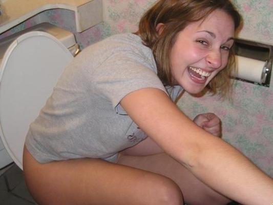15P Preciosa joven rubia con buenas tetas posando desnuda ante la cámara