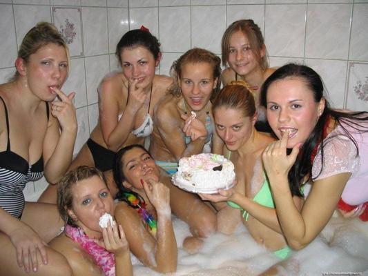 20P Amateur teens wet in shower