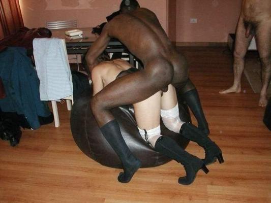 15P Milf sexy saltando sobre un enorme palo de carne negro