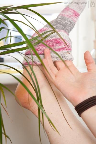 15P Chubby amateur girl Kayla spreading her hairy muff