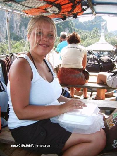 16P BBW bar girl appréciant la bière et ses amis