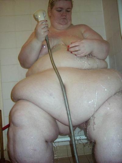 15P very huge lady posing nude