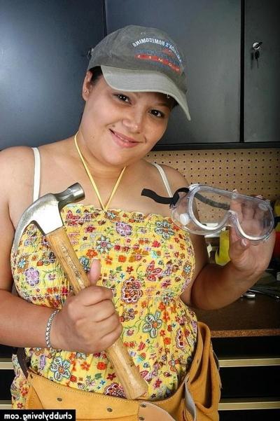 16P La tetona BBW Nancy se pone cachonda en el taller y juega con un consolador rojo