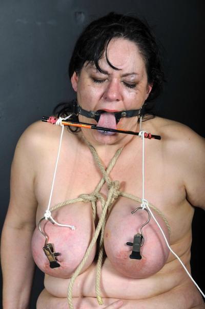 16P Bbw lesbiana bdsm de la puta esclava madura andrea en tortura extrema de tetas y sexo duro