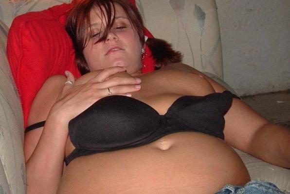 15P Mollige Amateur-Freundin fingert Muschi