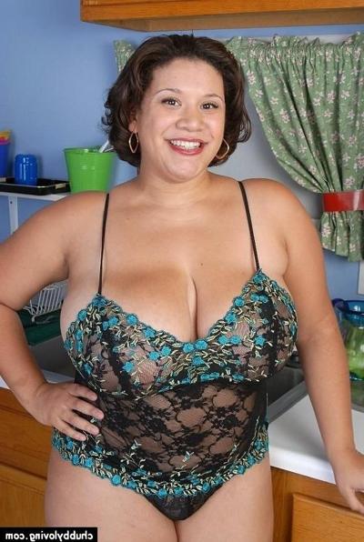 16P ジューシーな巨乳の脂肪のモネ Staxxx がキッチンでスプレッド