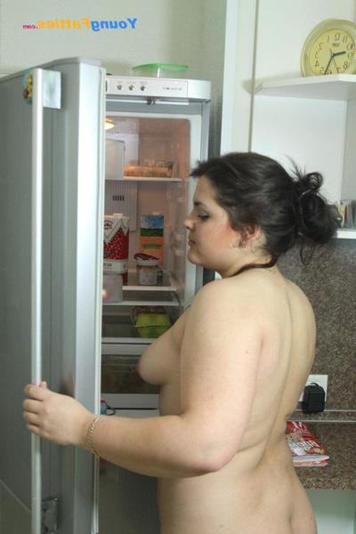 12P Adolescente gordita desnuda llega a la cocina por la noche