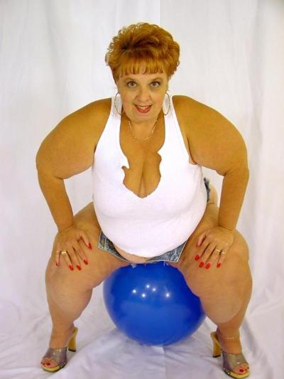 12P gata velha com tesão tirando sua vulva gorda e doce