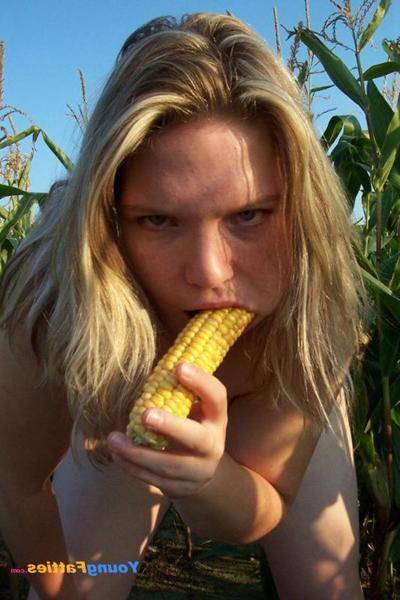 12P Cute college fatty flashes pussy at corn field