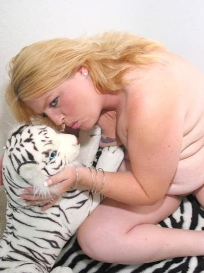 12P fat blonde mama with huge pink nipples