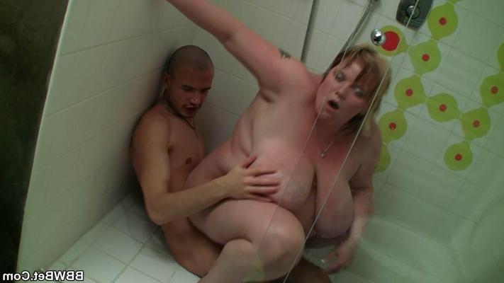 25P The fat slut showers with him and she happily lets him pump her