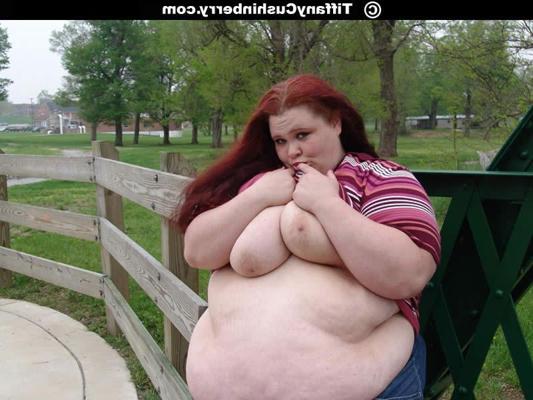 16P 400 Pound Fattie Flashes Her Tits And Ass In Public