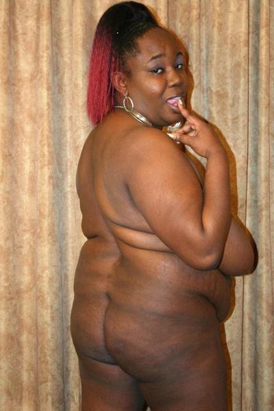 15P Horny ebony bbw loves to tease and posed while playimh with her busty tits