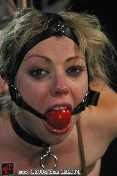 18P Die blonde Adrianna Nicole wird mit einer Mundklemme zum Blowjob gefesselt