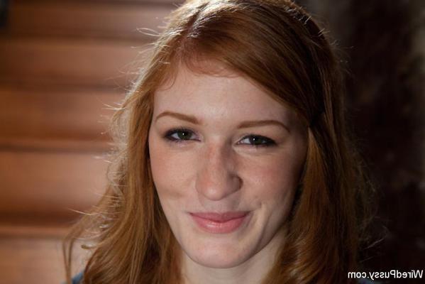 15P Lizzy Rose fesselt ihr Dienstmädchen in einem perversen BDSM-Rollenspiel mit zwei Lezdoms