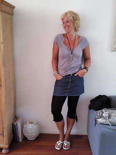 13P Amateur MILF with her sexy daughters
