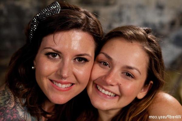 15P Allie Haze wird von zwei Lesben gefesselt und mit dem Strapon gefickt