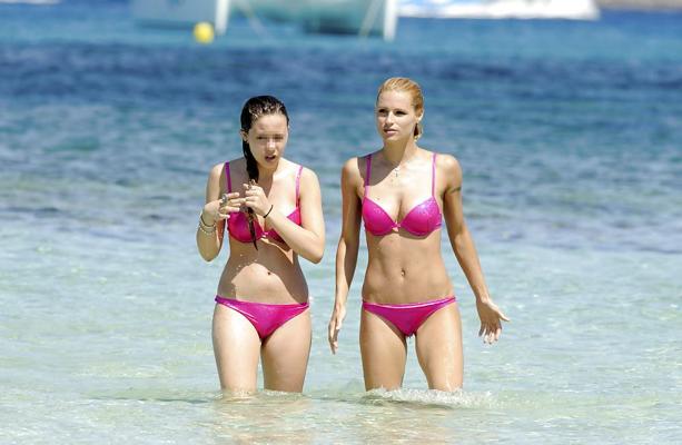 25P Michelle Hunziker en bikini rose à Formentera en Espagne