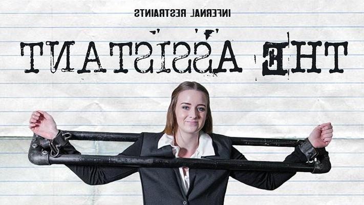 16P Jessica Kays Assistentin ist in Metall gefesselt und bekommt einen roten Hintern verpasst