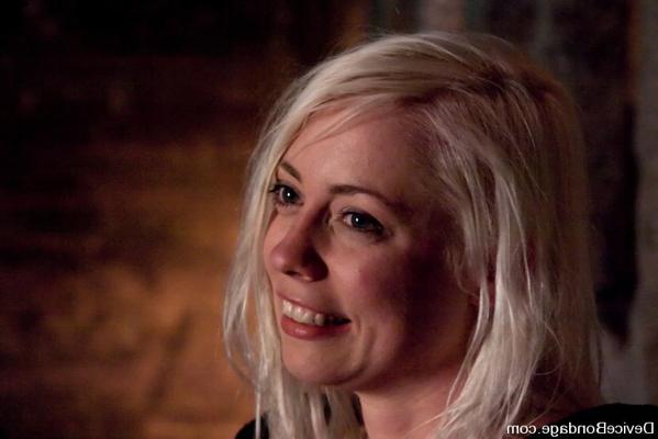 15P La blonde Lorelei Lee est capturée et attachée dans un sous-sol pour jouir.