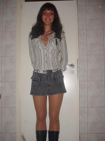 25P Nylon - upskirt - leg 35