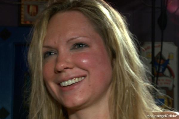 24P Une fille sexy aux gros seins se fait attacher et baiser par des inconnus dans un bar.