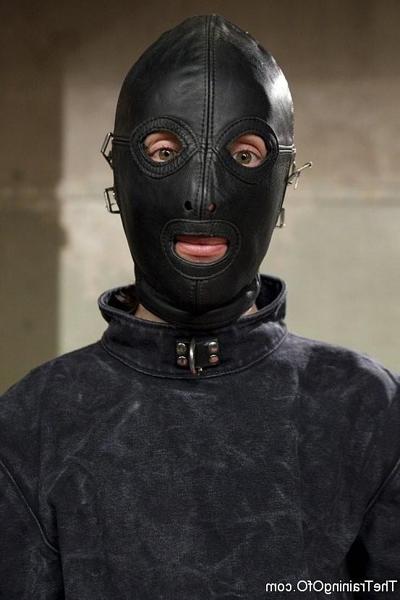 21P Ana Foxxx, une femme d'ébène attachée lors de sa première journée d'entraînement au sexe bdsm.