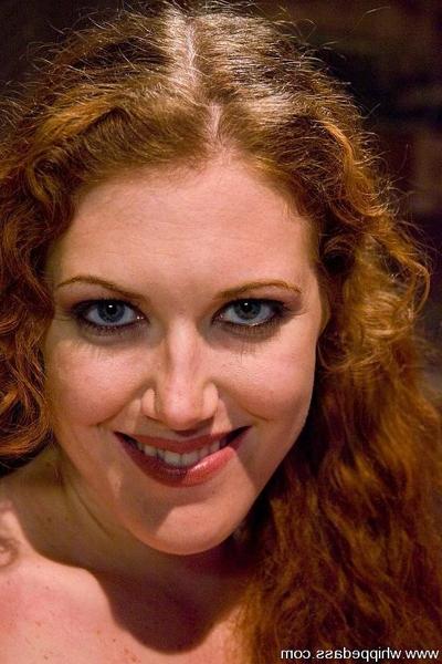 15P Sabrina Fox a les pieds en l'air encordés et se fait attacher par Clarie.