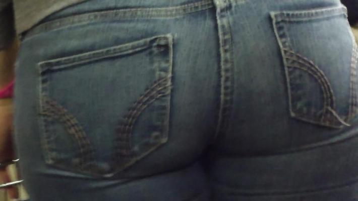 25P Ado sexy avec un beau gros cul et des fesses en jeans serrés