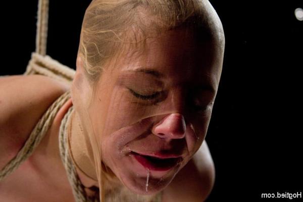 15P Chastity Lynn suspendida por una rodilla, sometida a una difícil situación de esclavitud, tortura