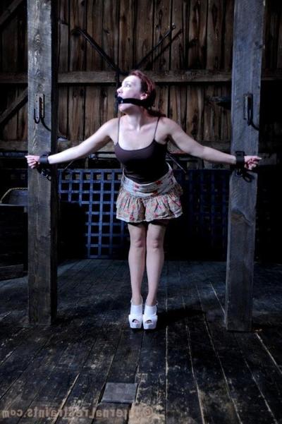 16P Maggie Mead sigue rogando por una auténtica experiencia bondage. Estas chicas c