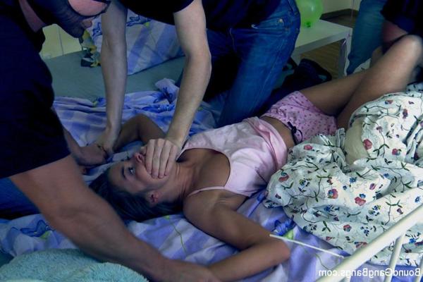 15P Sexy rusa de 18 años recibe su primer gangbang en su cumpleaños número 18 Hombres enmascarados