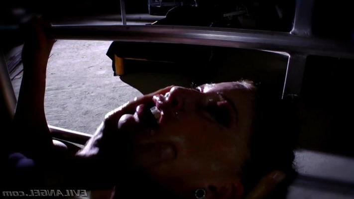 16P Vampire Brooklyn Lee gets her mouth stretched
