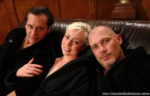 15P Kinky Lorelei Lee bondée durement et obtient une double pénétration