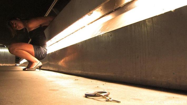 12P Garganta de beleza tcheca fodida em uma estação de metrô à noite