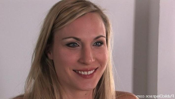15P Versaute Blondine in extremer Fesselung und in der Öffentlichkeit gefickt
