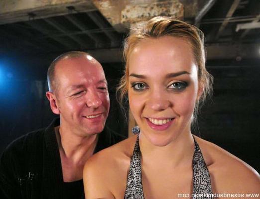 15P Die gut geformte Blondine wird beim Fesseln in der Männlichkeit gefickt
