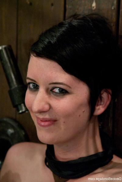 24P Wunderschönes Babe im BDSM-Spiel, gefesselt, mit dem Rohrstock, gefickt, gedemütigt und befriedigt