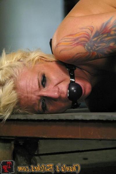18P Blondie a forcé l'orgasme avec des appareils et a été bondée en femdom